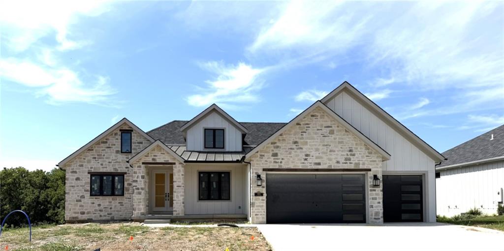 8712 N LEWIS Avenue - Photo 1