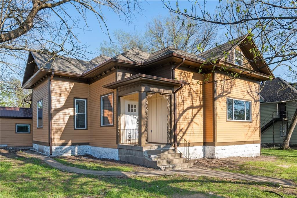 903 S Grand Avenue - Photo 1