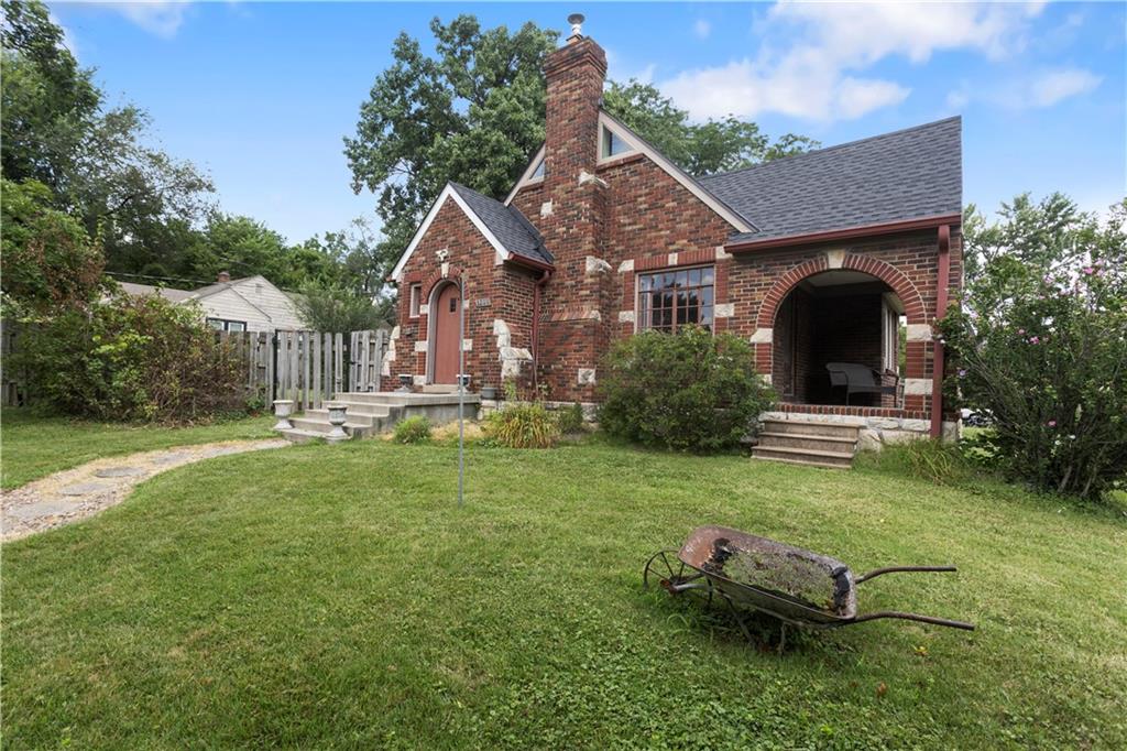 3200 EVERETT Avenue - Photo 1