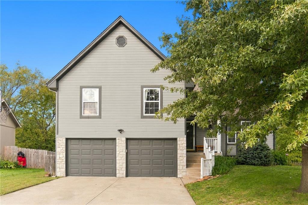 620 SE Ashton Drive - Photo 1