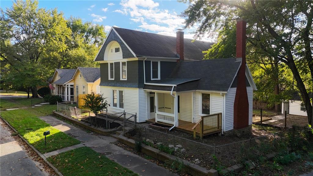 720 W 7th Street - Photo 1