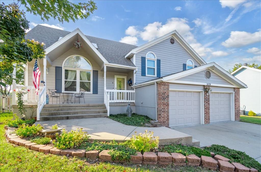 1628 NE AUBURN Drive - Photo 1
