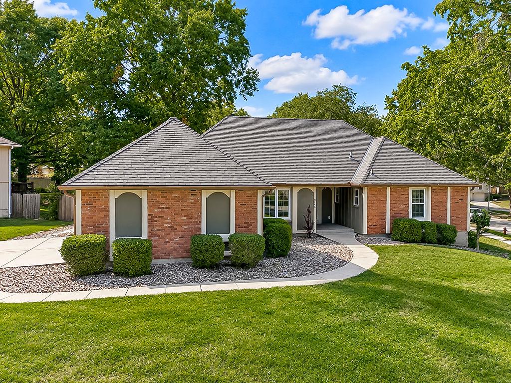8148 NW Twin Oaks Drive - Photo 1