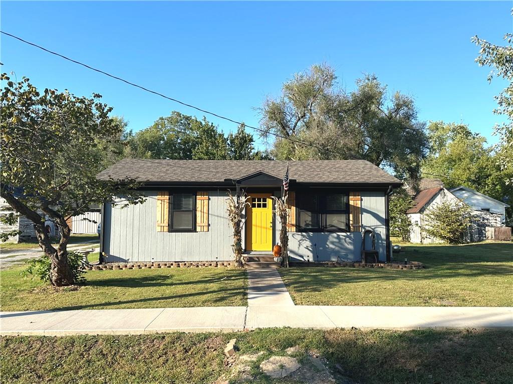 107 E 7th Street - Photo 1