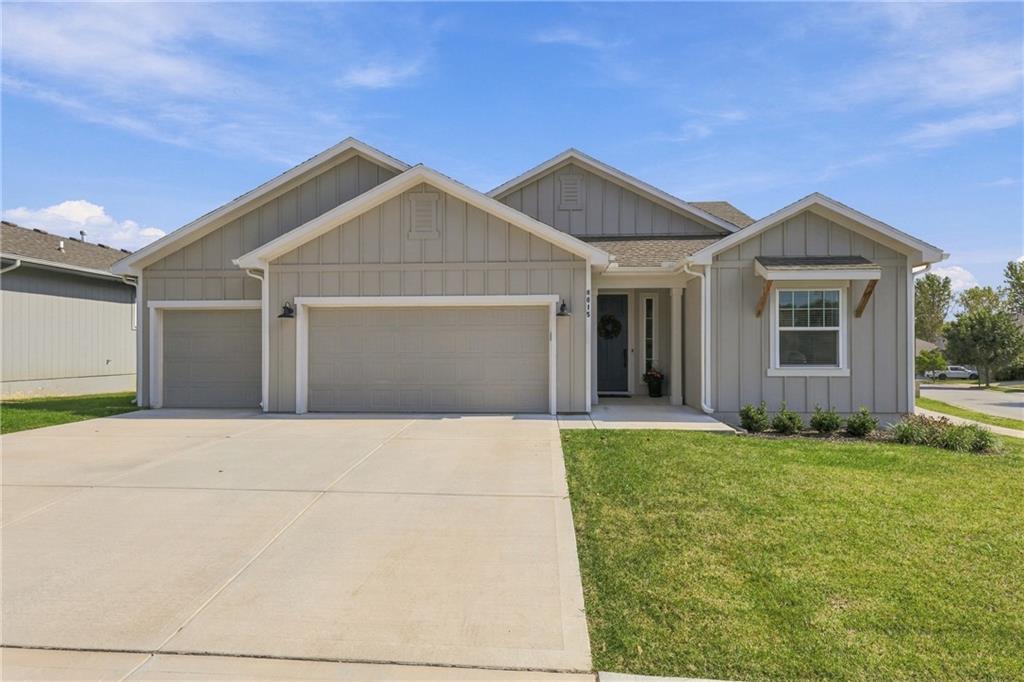 8015 N Sycamore Avenue - Photo 1