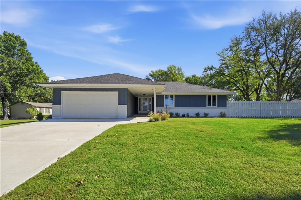 201 SE Westwind Drive - Photo 1