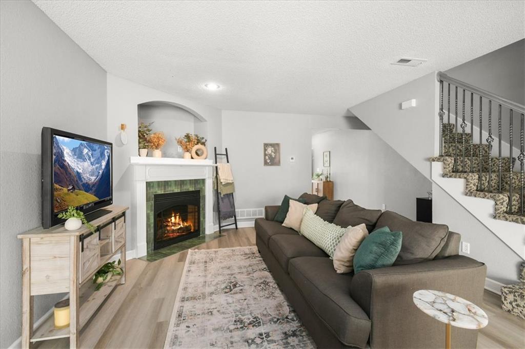 904 SW Peach Tree Lane - Photo 1