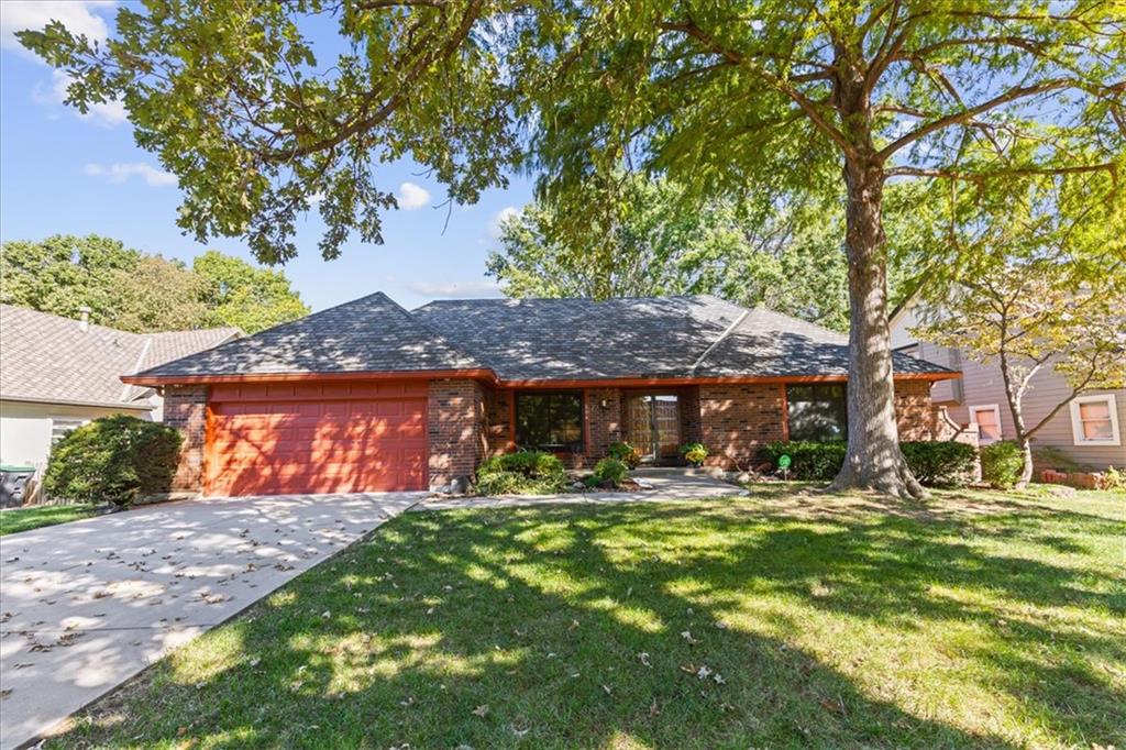 204 NW Cypress Street - Photo 1