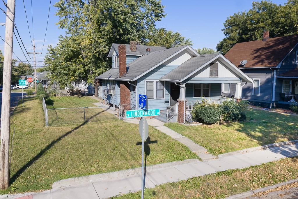 735 SW Lindenwood Avenue - Photo 1
