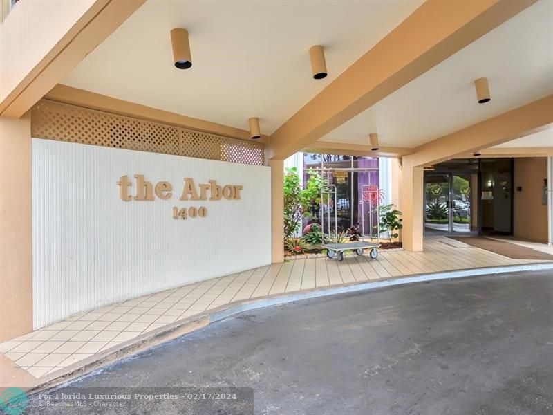 1400 Saint Charles Pl #211 Image