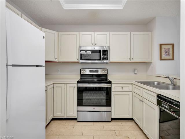 Residence 9-301, photo 15 of 47