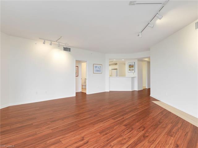Residence 307, photo 17 of 50