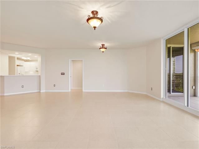 Residence 202, photo 11 of 49