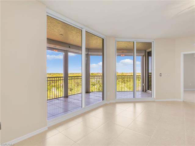 Residence 202, photo 12 of 49