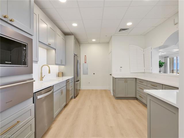 Residence 2-201, photo 44 of 48