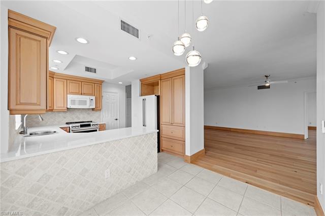 Residence 408, photo 16 of 48