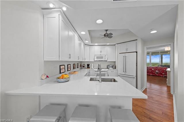 Residence 904, photo 5 of 38