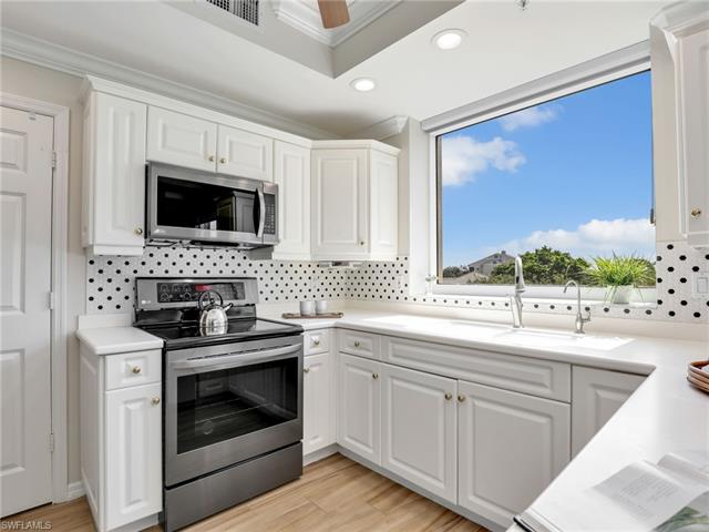 Residence 301, photo 12 of 42