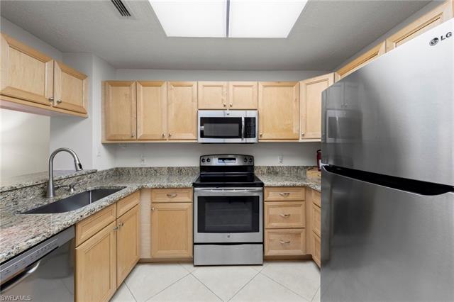 Residence 102, photo 14 of 38